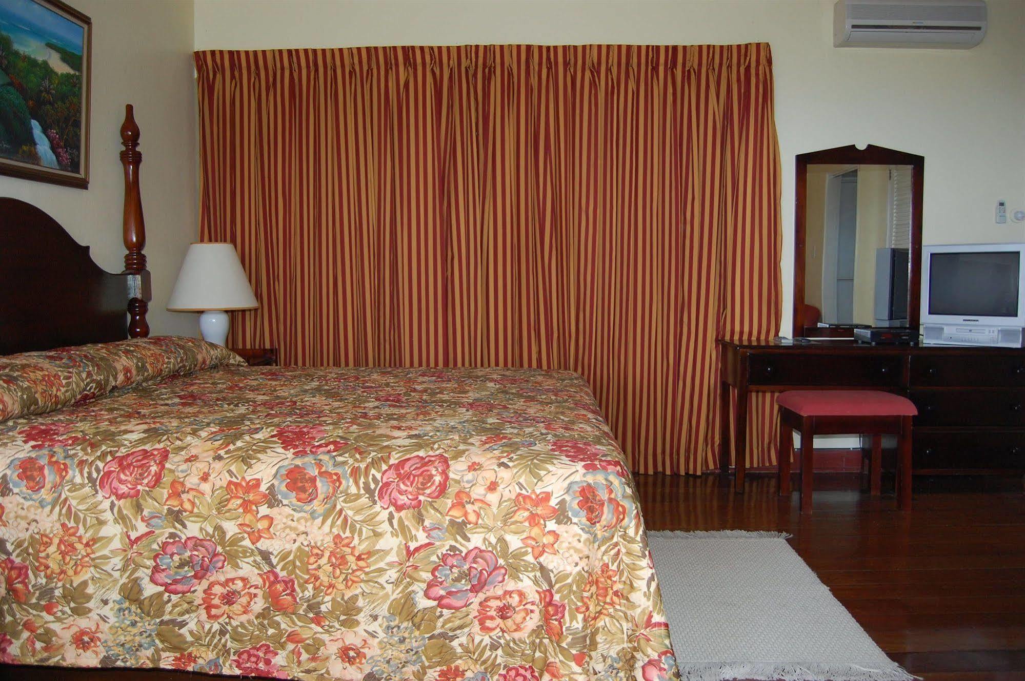 Inn At Shaw Park Gardens & Waterfalls Ocho Rios Exterior photo